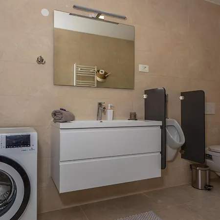 21 By Interhome *